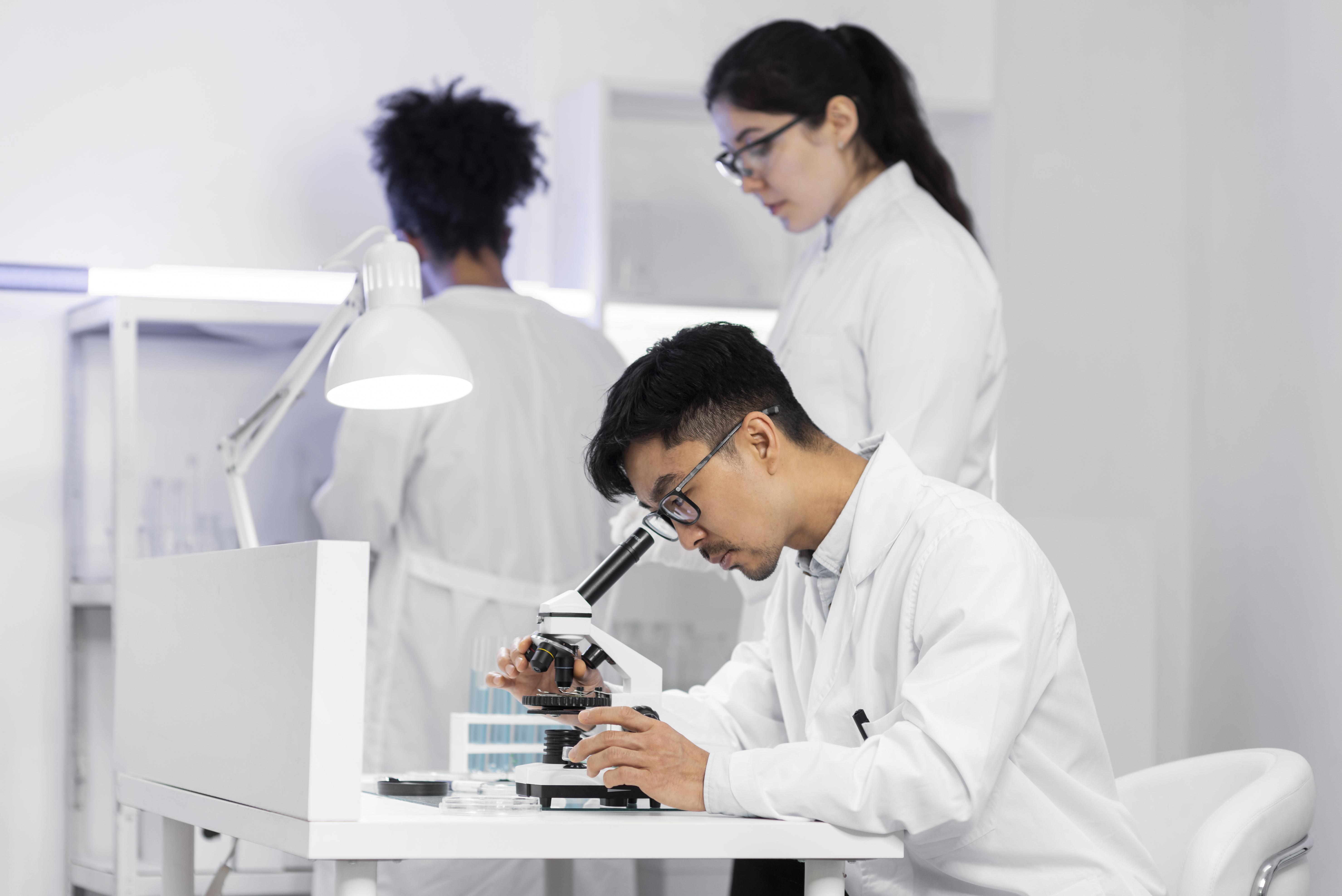 laboratory-team-working-together.jpg (729 KB)